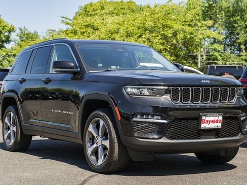 Used 2023 Jeep Grand Cherokee Limited AWD/4WD image 2