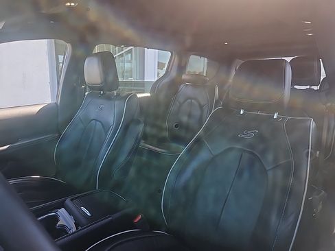 Used 2025 Chrysler Pacifica Limited FWD image 13