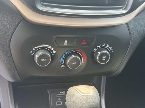 Used 2016 Jeep Cherokee Sport FWD image 5