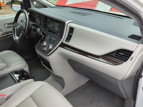 Used 2020 Toyota Sienna XLE FWD image 31