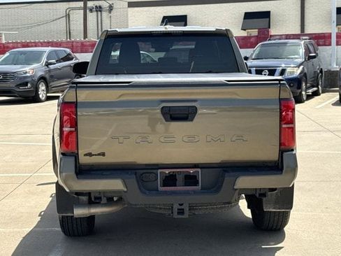 Used 2025 Toyota Tacoma TRD Sport AWD/4WD image 5