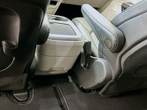 Used 2024 Chrysler Pacifica Touring-L image 27