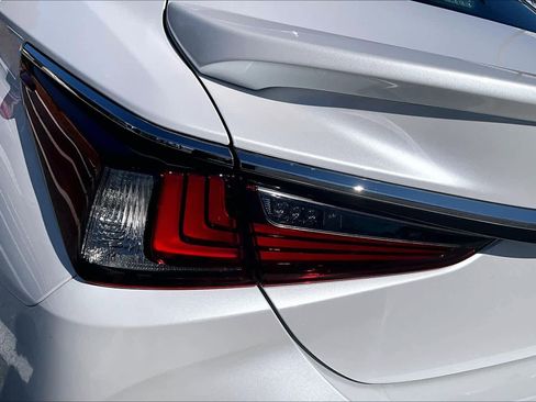 Used 2025 Lexus ES 300h w/ Premium Package image 28