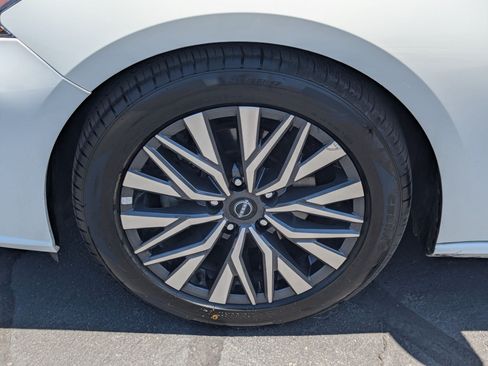 Used 2025 Nissan Altima 2.5 SV FWD image 13