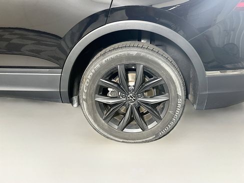 Used 2024 Volkswagen Tiguan SE image 11