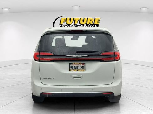 Used 2024 Chrysler Pacifica Touring image 8