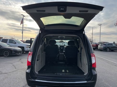 Used 2014 Chrysler Town & Country Touring image 29