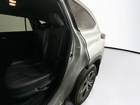 Used 2024 Toyota Highlander XLE FWD image 26