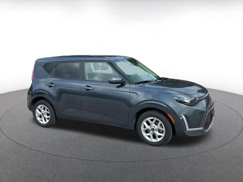 Used 2025 Kia Soul LX w/ LX Technology Package FWD image 2