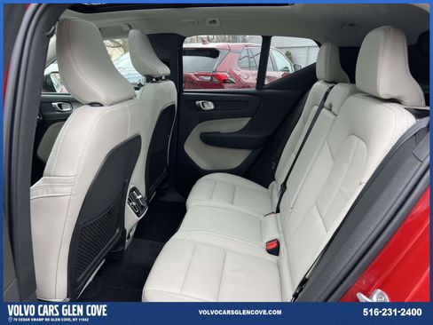 Used 2023 Volvo XC40 B5 Plus w/ Climate Package image 9