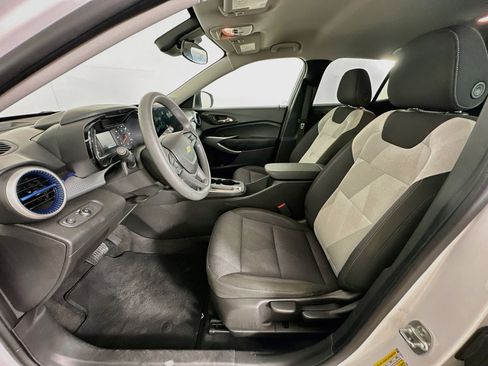 Used 2025 Chevrolet Trax LS FWD image 13