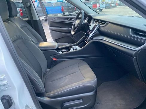 Used 2023 Jeep Grand Cherokee Laredo image 40