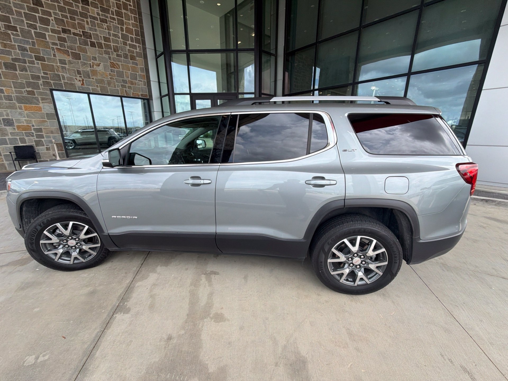 Used 2023 GMC Acadia SLT FWD image 12