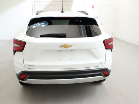 Certified 2025 Chevrolet Trax LT w/ Driver Confidence Package FWD image 8