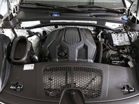 Used 2025 Porsche Macan image 24