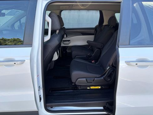 Used 2024 Kia Carnival LX FWD image 5