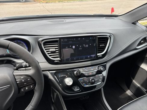 Used 2025 Chrysler Pacifica Limited FWD image 16