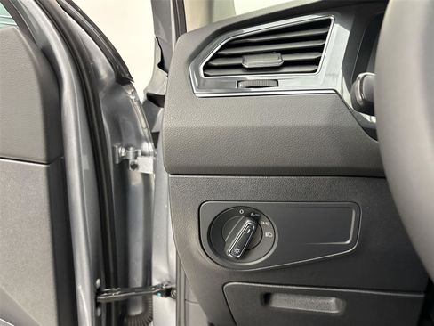 Used 2021 Volkswagen Tiguan SE w/ Panoramic Sunroof Package image 31