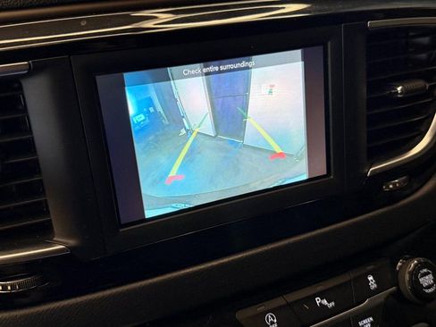 Used 2019 Chrysler Pacifica Touring-L image 14