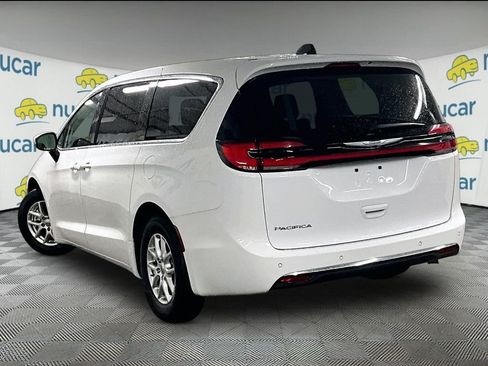 Used 2023 Chrysler Pacifica Touring-L FWD image 4