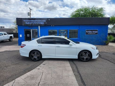 Used 2017 Honda Accord Touring image 7