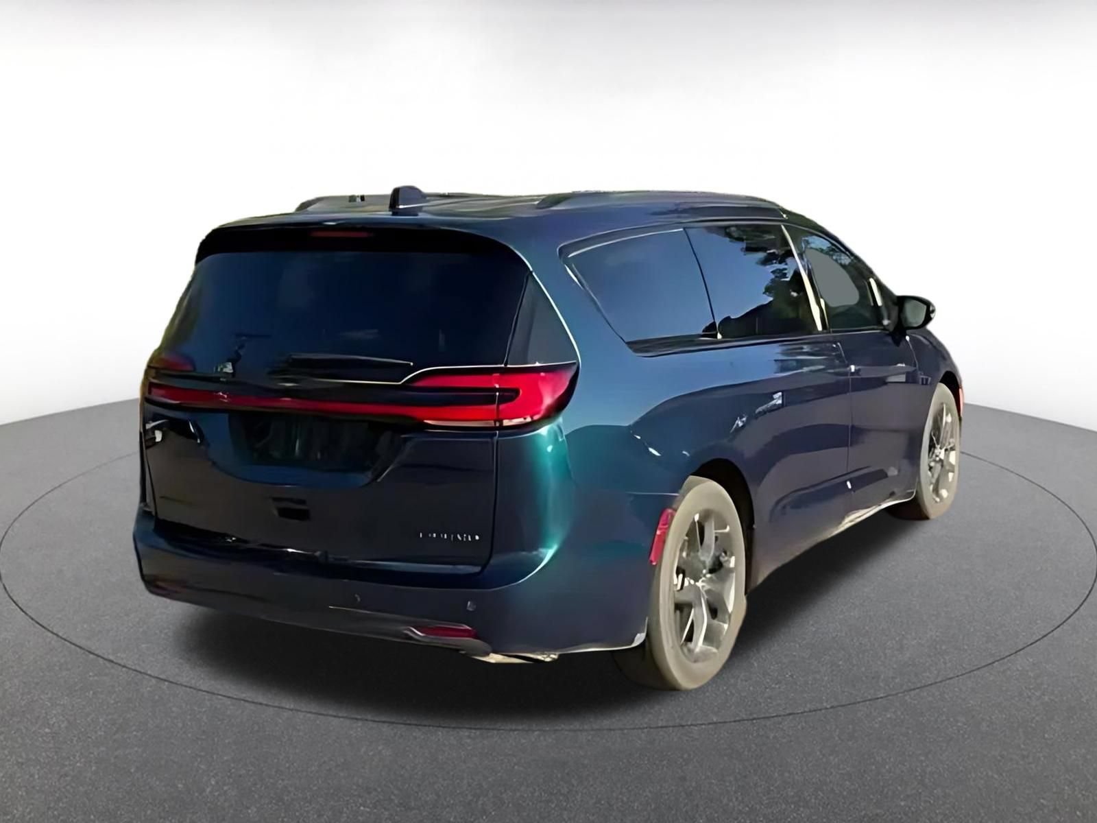 Used 2025 Chrysler Pacifica Limited FWD image 12