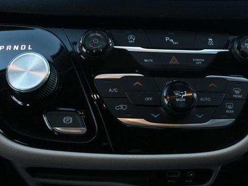 Used 2018 Chrysler Pacifica Touring-L image 19