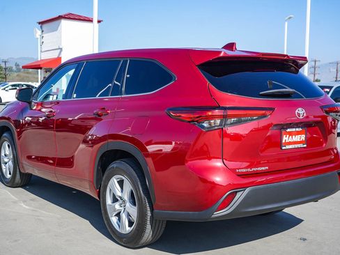 Used 2021 Toyota Highlander LE image 7