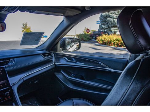Used 2024 Jeep Grand Cherokee L Limited AWD/4WD image 23