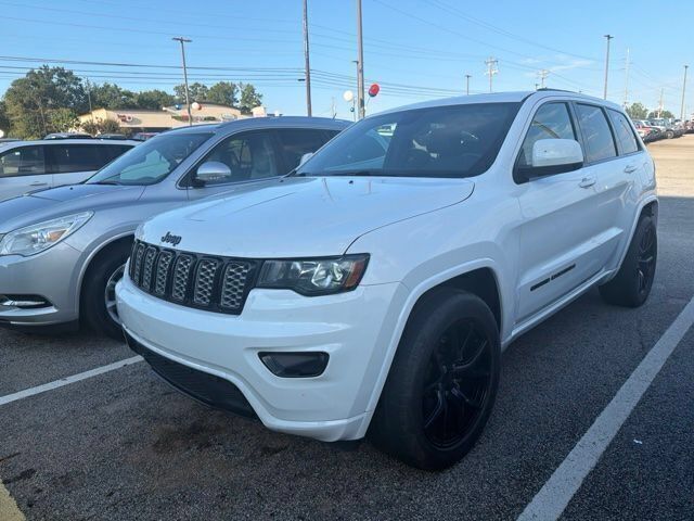 Used 2020 Jeep Grand Cherokee Altitude RWD image 3