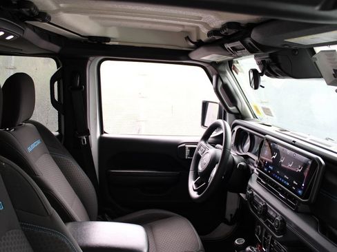 Used 2024 Jeep Wrangler Unlimited Rubicon 4xe AWD/4WD image 21
