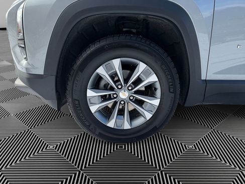 Used 2025 Chevrolet Equinox LT w/ Convenience Package II image 9