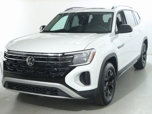 Used 2025 Volkswagen Atlas Peak Edition SE image 1