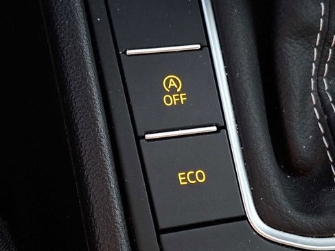 Certified 2025 Volkswagen Jetta Sport image 18