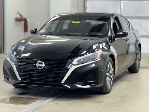 Used 2023 Nissan Altima 2.5 SV image 3