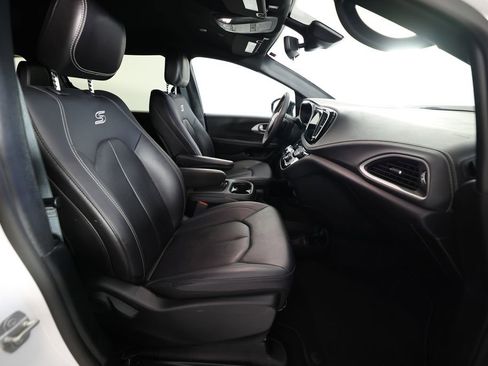 Used 2024 Chrysler Pacifica Select image 10
