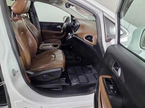 Used 2017 Chrysler Pacifica Limited w/ Advanced Safetytec Group image 31