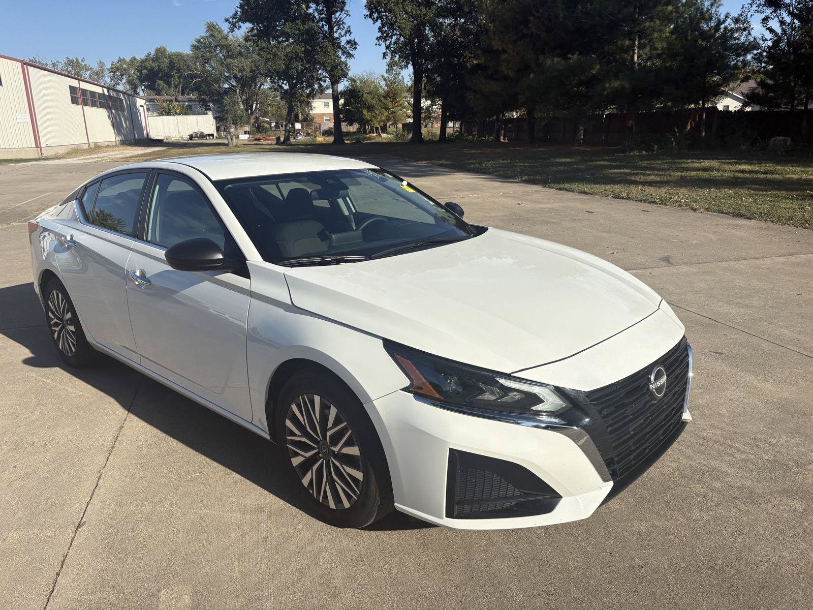 Used 2025 Nissan Altima 2.5 SV FWD image 2