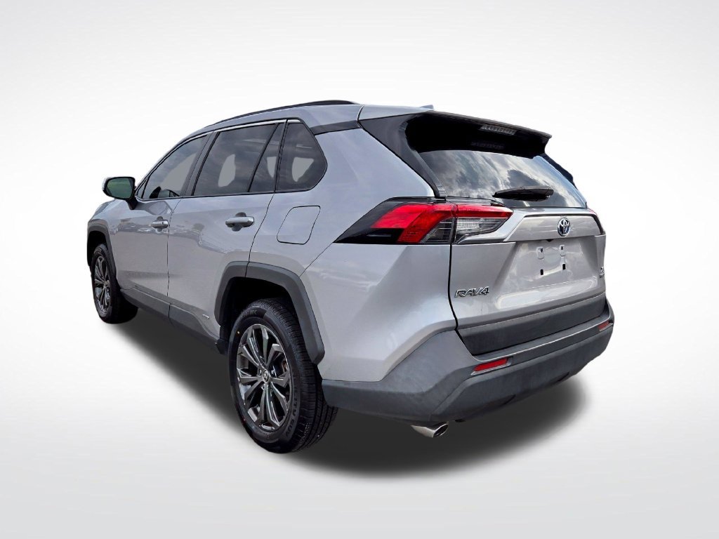 Used 2022 Toyota RAV4 XLE Premium AWD/4WD image 5