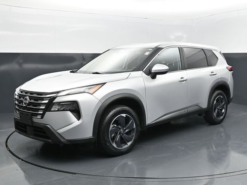 Used 2024 Nissan Rogue SV image 1