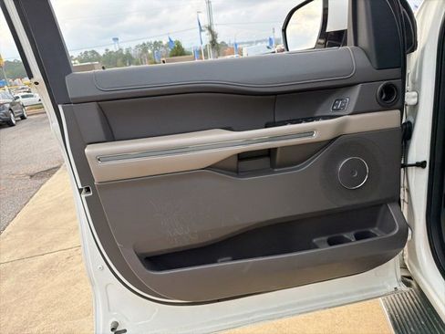 Used 2021 Ford Expedition XLT image 9