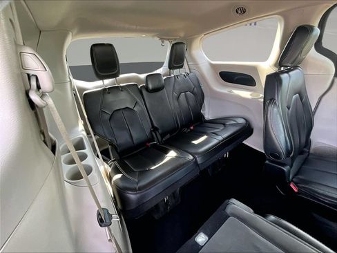 Used 2023 Chrysler Pacifica Touring-L FWD image 29