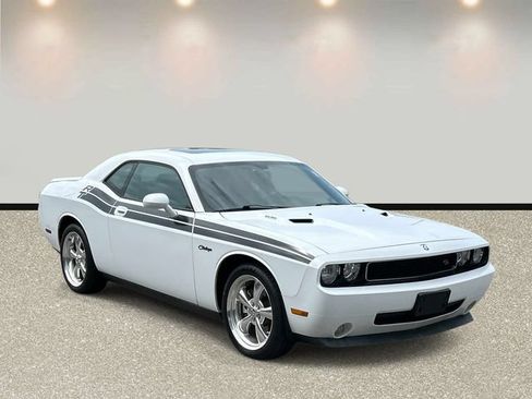 Used 2010 Dodge Challenger R/T RWD image 3