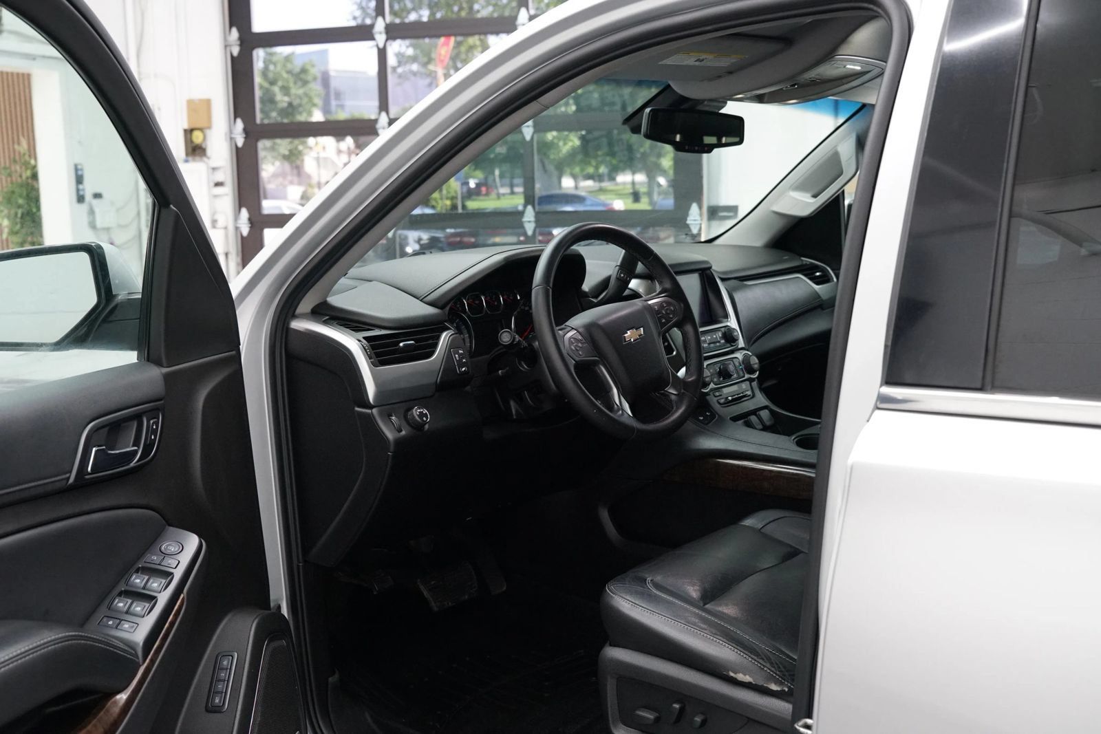 Used 2017 Chevrolet Suburban LT RWD image 19