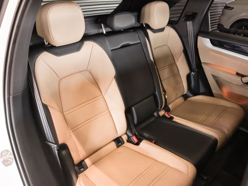 Certified 2024 Porsche Cayenne AWD/4WD image 6