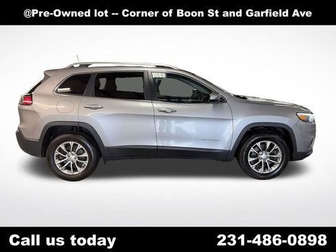 Used 2019 Jeep Cherokee Latitude Plus w/ Cold Weather Group AWD/4WD image 6