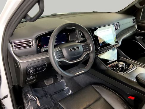 Used 2024 Jeep Wagoneer L Series II w/ Flexible Seating Group AWD/4WD image 17