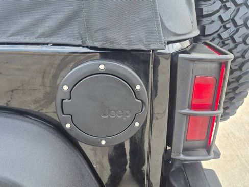 Used 2009 Jeep Wrangler X w/ Black Appearance Group AWD/4WD image 19
