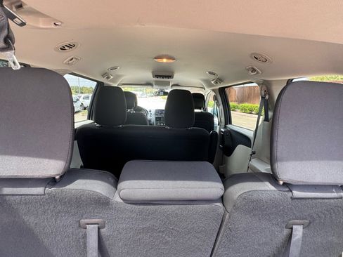 Used 2019 Dodge Grand Caravan SE w/ UConnect Hands-Free Group FWD image 12