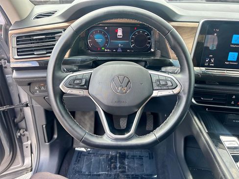 Used 2025 Volkswagen Atlas SE image 11